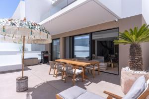 a dining room with a table and a palm tree at Luxe zuiderse villa in Dolores