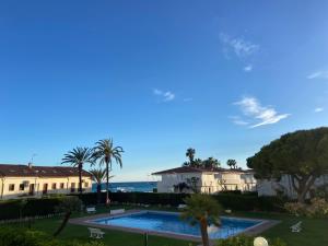 a view of a house and a swimming pool at ALTAFULLA MAR Pescadors in Altafulla