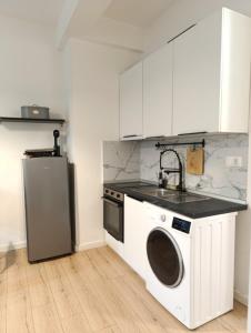 a kitchen with a sink and a washing machine at DOWNTOWN 4 in Alexandroupoli