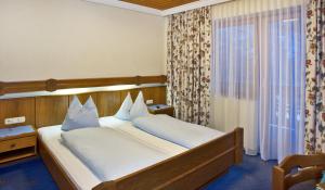 Posteľ alebo postele v izbe v ubytovaní Hotel Berghof