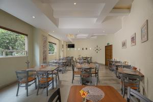 a restaurant with tables and chairs in a room at Hotel & Villas Panamá in Mexico City