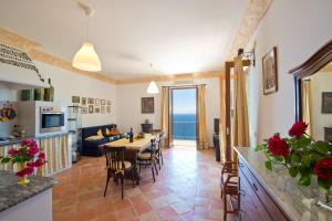 プライアーノにあるLe Terrazze di Antonio Sea Viewのキッチン、リビングルーム(テーブル、椅子付)