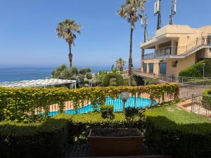 a view of a house with the ocean in the background at Belvedere Blu b&b & beach in Belvedere Marittimo