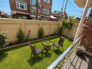 a small garden with a table and chairs on a balcony at Sultan Homestay in Srinagar