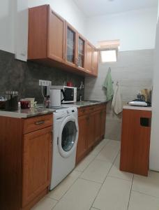 a kitchen with a washing machine in a kitchen at Luna Vendégház in Ipolyvece