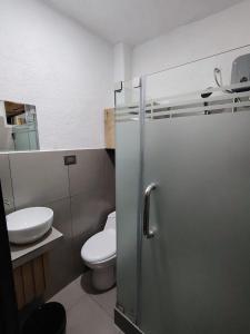 a bathroom with a toilet and a sink at Departamento Grupo in Lima