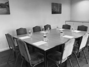 uma sala de reuniões com mesa e cadeiras em Stockwood Hotel - Luton Airport em Luton