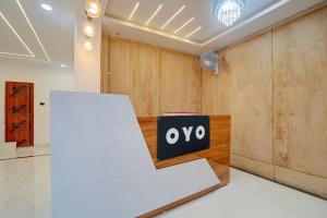an empty room with a qo sign on a wall at Hotel O SINGH GRAND HOTEL& BANQUET in Gorakhpur