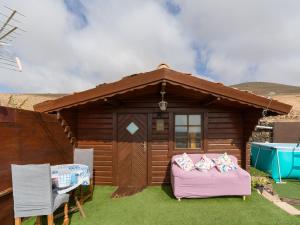 a small wooden shed with two chairs and a table at La Maxada Luz Maria in El Cotillo