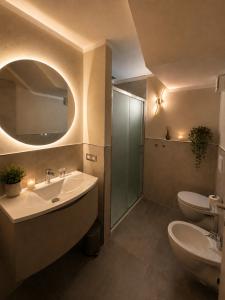 a bathroom with two sinks and a mirror at Galeo Suites in Florence +30 photos