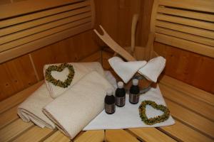eine Sauna mit zwei Handtüchern und zwei Flaschen Wein in der Unterkunft Haus Muntschnei in Sankt Gallenkirch