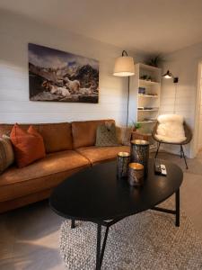 a living room with a couch and a coffee table at Tyinkrysset apartment in Tyinkrysset
