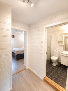 a bathroom with a toilet and a bed in a room at Tyinkrysset apartment in Tyinkrysset