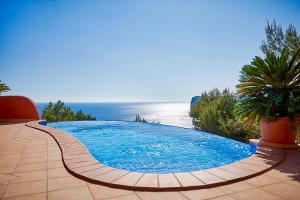 ポルト・ダンドラッチにあるLas Escaleras - Villa DEKA - 2Pの海の景色を望むスイミングプール