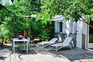 a patio with two chairs and a table and a table at l'Alzelle Plage in Biguglia