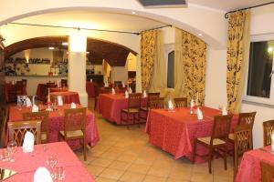 a dining room filled with tables and chairs at Hotel Ristorante La Torretta in Bianzè