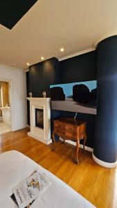 a living room with a bed and a fireplace at Gran Room do Mar in Oya