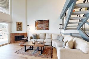 ein Wohnzimmer mit Sofa und Tisch in der Unterkunft Gateshead Haven in Oxnard