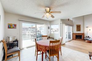 ein Esszimmer mit Tisch und Stühlen sowie einem Kamin in der Unterkunft Gateshead Haven in Oxnard + 25 Fotos