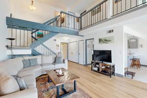 ein Wohnzimmer mit einem weißen Sofa und einer blauen Treppe in der Unterkunft Gateshead Haven in Oxnard