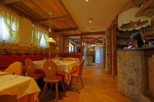 Reštaurácia alebo iné gastronomické zariadenie v ubytovaní Hotel Il Maniero