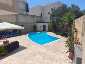 Bazén v ubytování Villa Naxxar Malta nebo v jeho okolí