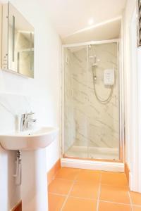a bathroom with a shower and a sink at Quarry View Studio in Shrewsbury with Parking in Shrewsbury