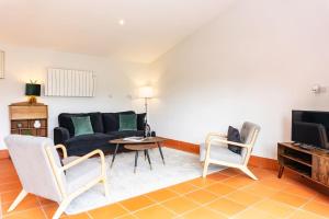 a living room with a couch and a table and chairs at Quarry View Studio in Shrewsbury with Parking in Shrewsbury +38 photos