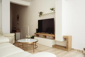 a living room with a tv and a couch and a table at Staytopus Kenn is Sur - Citadel Victoria Gozo Hideaway - Pool in Victoria