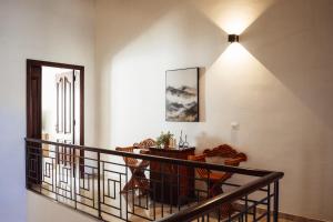 a room with a balcony with a table and chairs at Staytopus Kenn is Sur - Citadel Victoria Gozo Hideaway - Pool in Victoria