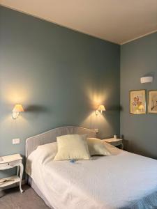 a bedroom with a bed with two tables and two lamps at MaVa' Country House in Castelnuovo Bocca dʼAdda
