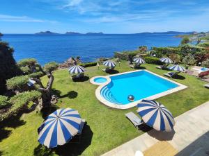 an aerial view of a swimming pool with umbrellas at Gran Room do Mar in Oya
