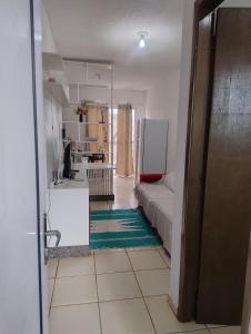 a living room with a couch and a kitchen at Pedacinho do céu 2 in Dourados +16 photos