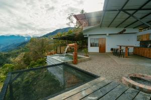 a house with a balcony with a view of the mountains at Las Trincheras del Café in Chaparral +10 photos