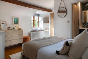 a bedroom with a large bed and a dresser at Lovely 2 Bedroom Countryside Retreat in Shelve