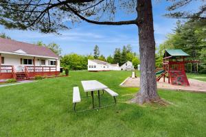 a park with a picnic table and a playground at Charming and casual motel in a great location with shared resort amenities in Lincoln
