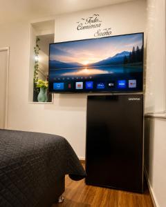 a flat screen tv on a wall in a bedroom at Yui Loft cómodo para pareja o estancia tranquila in Pachuca de Soto