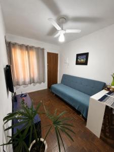 a living room with a blue couch and a table at Apartamento em Botafogo 5 min de Copacabana in Rio de Janeiro
