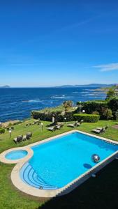 a swimming pool with the ocean in the background at Oia Mar & Relax in Oya