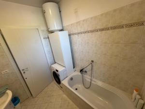 a bathroom with a bath tub and a toilet at Appartamento ad Andora a soli 5' dal mare in Laigueglia
