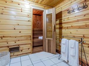 Ein Blockhaus-Badezimmer mit Dusche und Handtüchern. in der Unterkunft AlpenView in Glacier + 22 Fotos