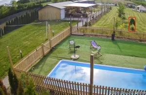 an overhead view of a swimming pool in a yard at Ostoja Czersk Zamek Góra Kalwaria in Czersk