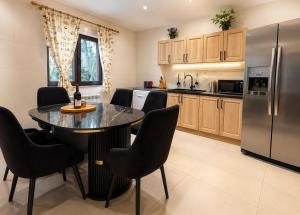 a kitchen with a table and chairs and a refrigerator at Vila Iepurasul Sinaia in Sinaia