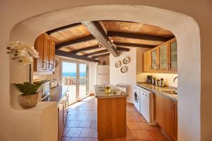 Kuchyňa alebo kuchynka v ubytovaní Las Escaleras - Villa PEKA - 6P