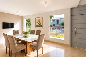 a dining room with a table and chairs and a window at Quinta do Sol Condominium - Pirenópolis in Pirenópolis