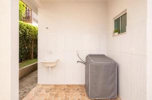 a bathroom with a trash can and a toilet at Quinta do Sol Condominium - Pirenópolis in Pirenópolis