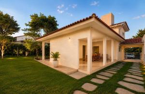 a house with a lawn in front of it at Quinta do Sol Condominium - Pirenópolis in Pirenópolis