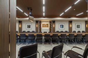 a conference room with a long table and chairs at Hotel Chateau Cojusna in Cojuşna