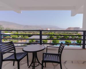Ein Tisch und Stühle auf einem Balkon mit Aussicht in der Unterkunft Hotel Hamzaoui in Beni Mellal