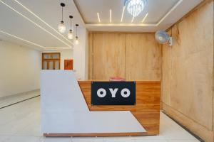 an empty room with a qo sign on a table at Hotel O SINGH GRAND HOTEL& BANQUET in Gorakhpur